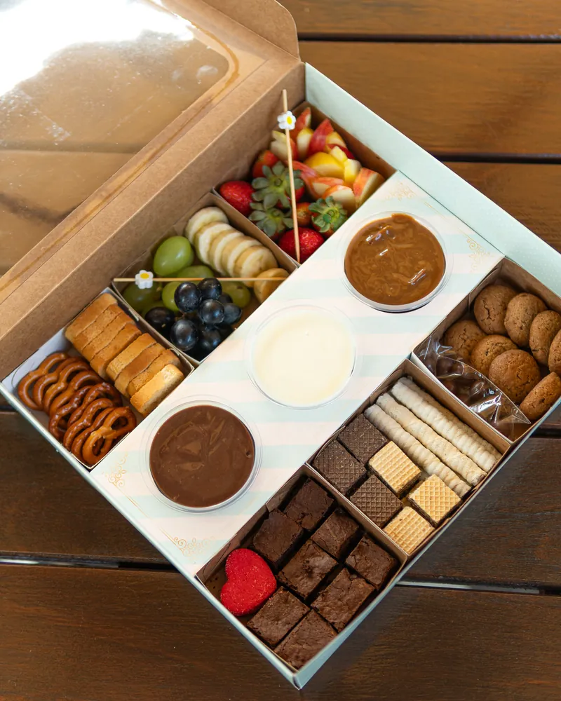 Cesta Doce Encontro: caixa presenteável com brigadeiros, doce de leite, brownies, cookies, waffles e frutas