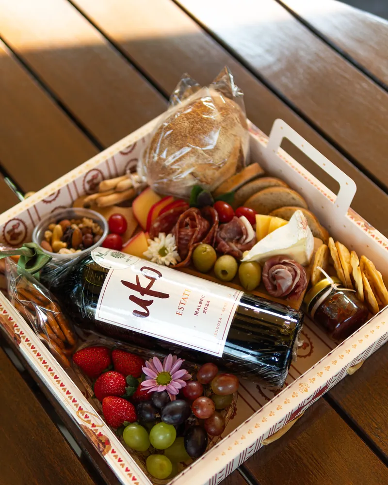 Cesta Entre Vinhos & Afetos: caixa presenteável com vinho argentino, tábua de frios, pão, frutas e nuts