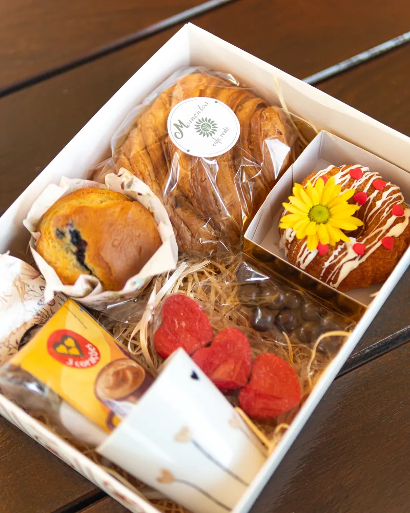 Cesta Momentos Românticos: caixa com croissant, muffin, xícara pintada à mão, bolinho e trufa